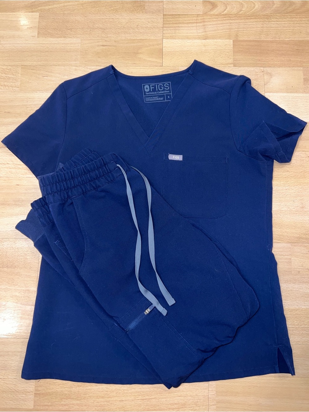 FIGS Catarina One Pocket top and Uman Joggers scrub set - Navy